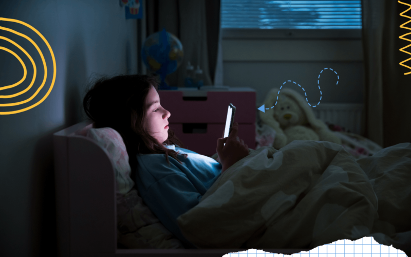 kontrola rodzicielska dziecko w nocy patrzy w smartfon